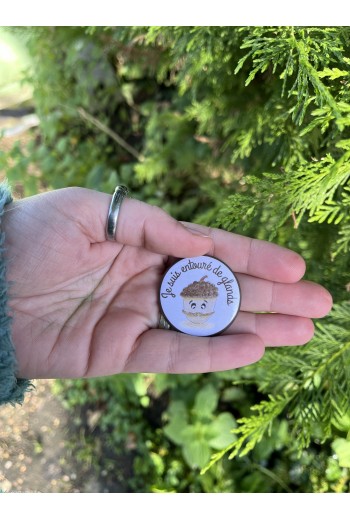 Badge humoristique 'Je suis entouré de glands' avec design original, parfait pour ajouter une touche d'ironie à votre style.